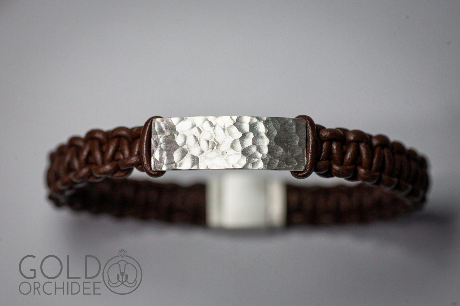 Geschmiedete Silberplatte mit Lederarmband und Magnetschließe