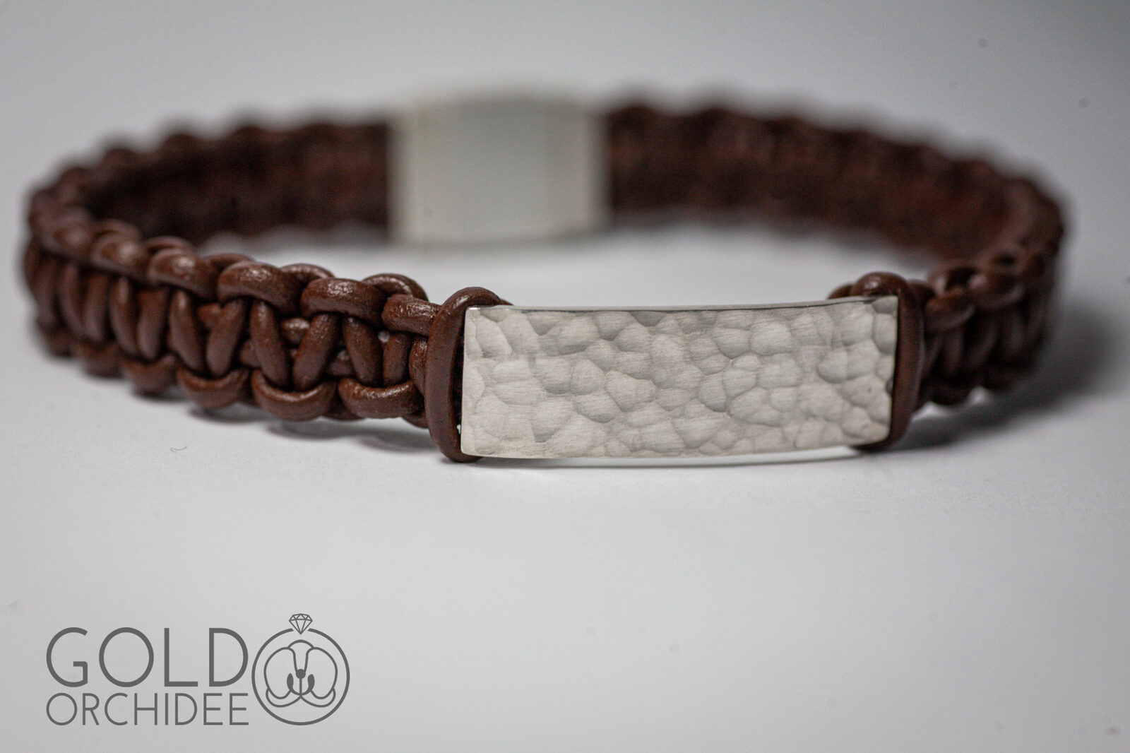 Geschmiedete Silberplatte mit Lederarmband und Magnetschließe
