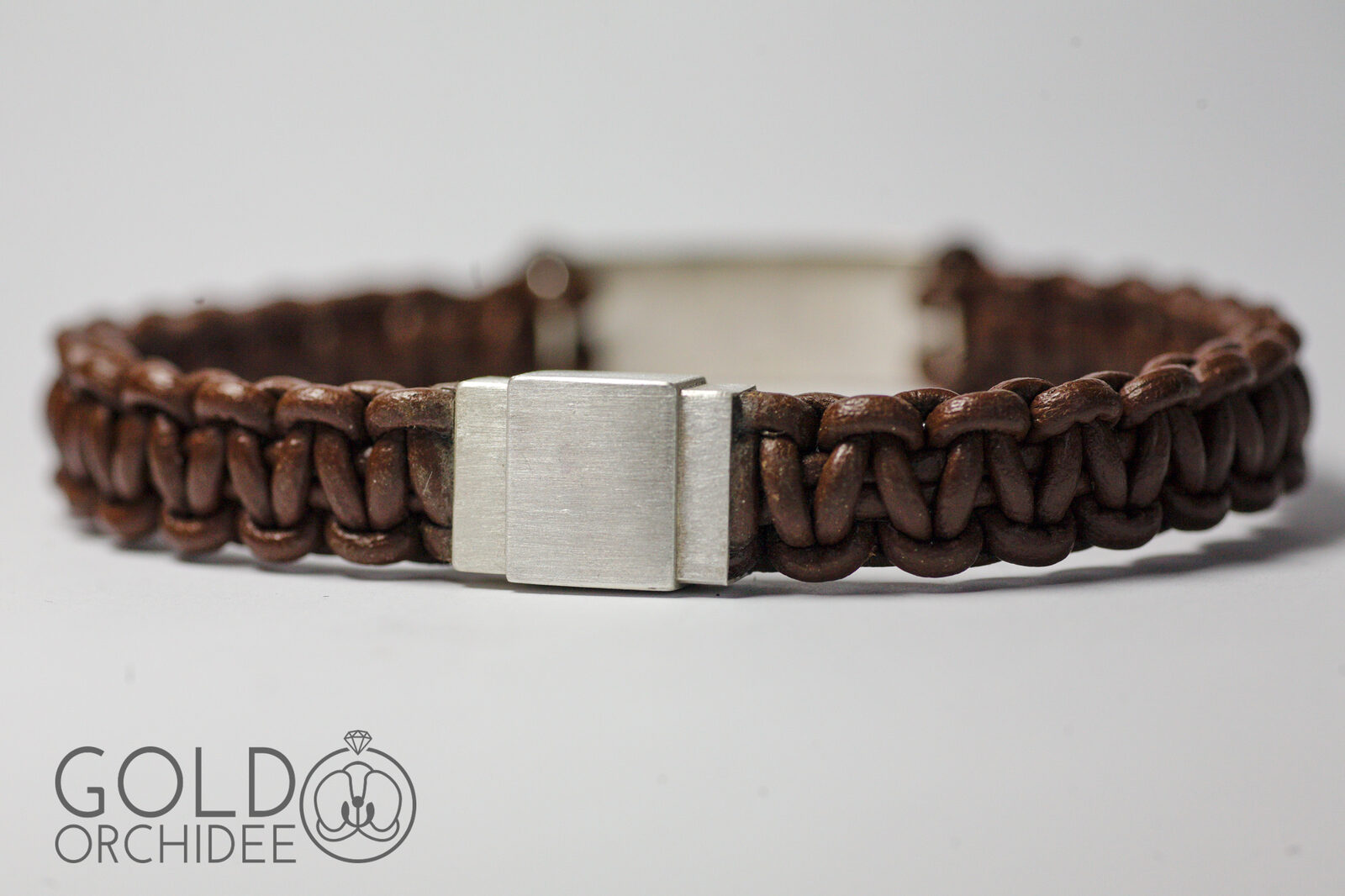 Geschmiedete Silberplatte mit Lederarmband und Magnetschließe