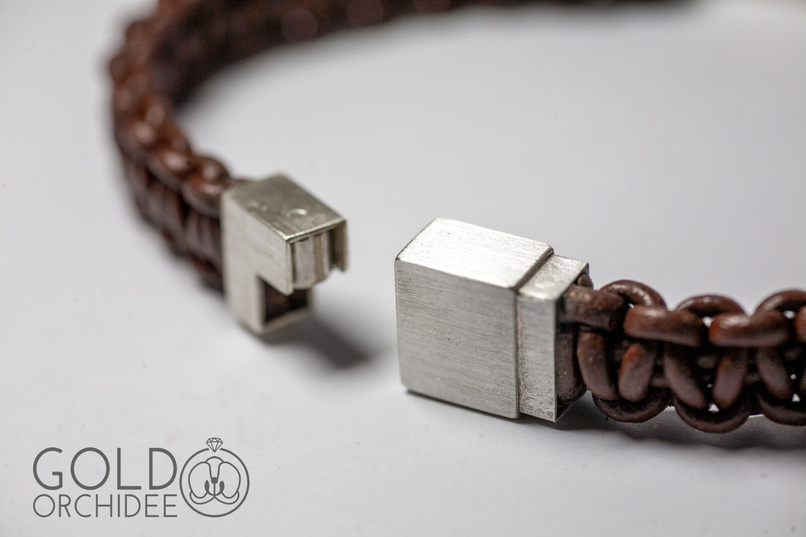 Geschmiedete Silberplatte mit Lederarmband und Magnetschließe